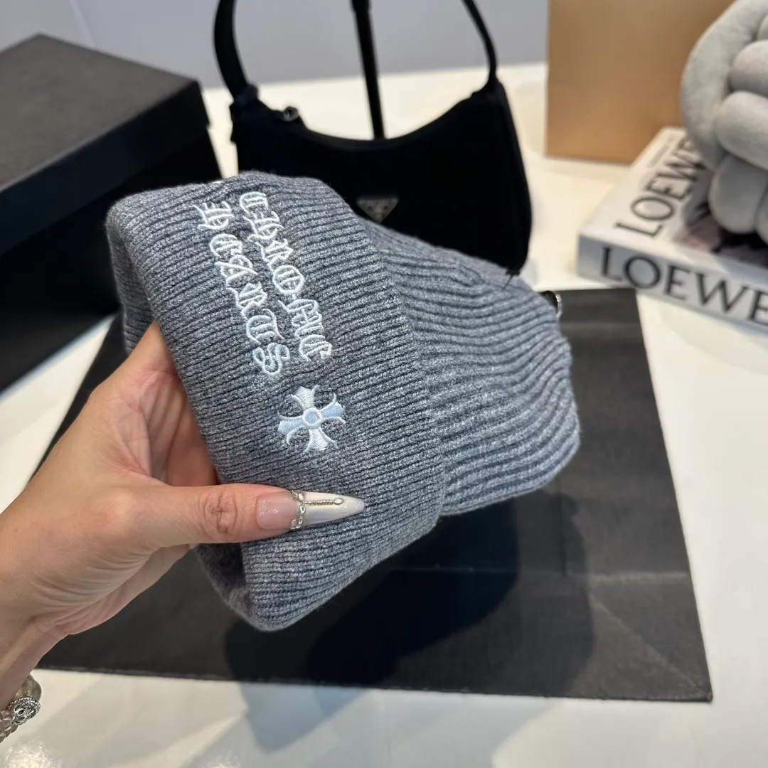 P46 Crow Heart Autumn and Winter Wool Knitted Beanie This must be a favorite of minimalism. It is clean, neat, fashionable and versatile, and will definitely not be picky about your face shape! A fashionable classic that lasts forever! Fashionable black and white can be purchased together!